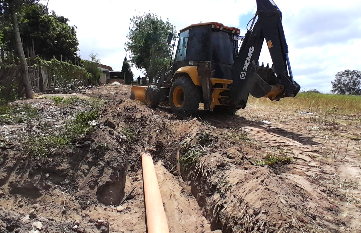 Prefeitura leva obras de pavimentação e saneamento a São João do Sobrado